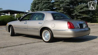 2002 Lincoln Town Car photo 3