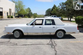 1988 Lincoln Town Car photo 4