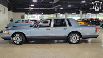 1993 Lincoln Town Car photo 2