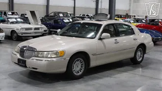 1999 Lincoln Town Car photo 2