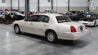 1999 Lincoln Town Car photo 3