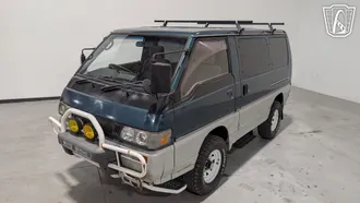 1995 Mitsubishi Delica photo 2