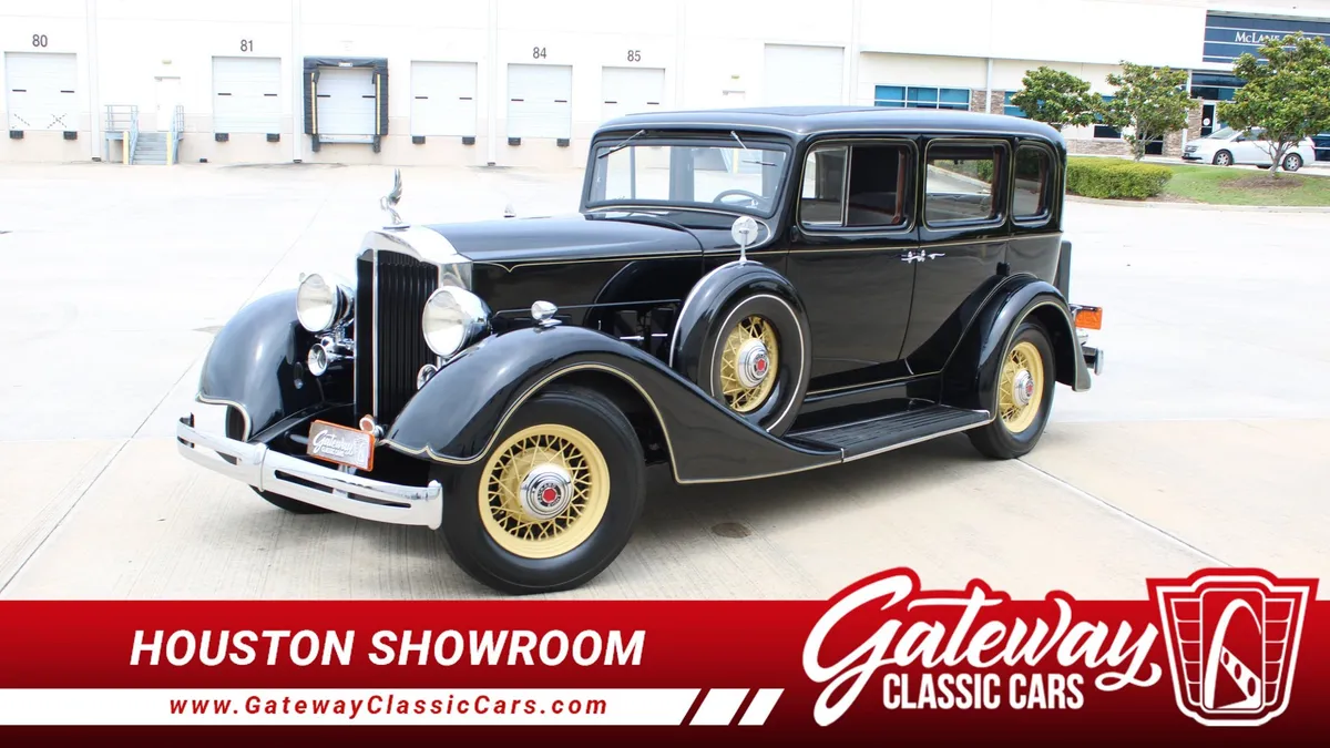 1934 Packard 1100