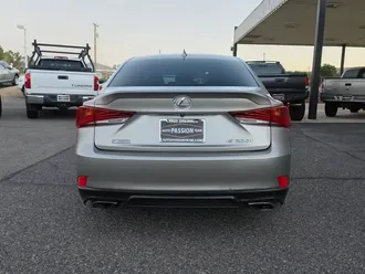 2017 Lexus IS photo 4