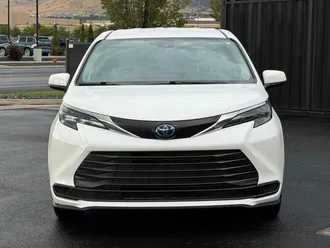 2025 Toyota Sienna photo 2