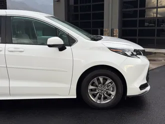 2025 Toyota Sienna photo 3