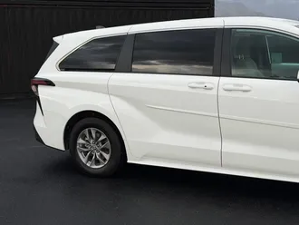 2025 Toyota Sienna photo 4