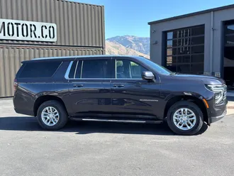 2025 Chevrolet Suburban photo 4