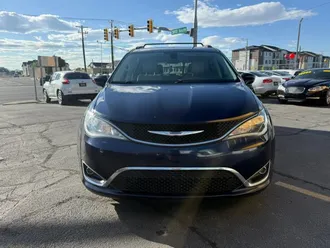 2017 Chrysler Pacifica photo 2