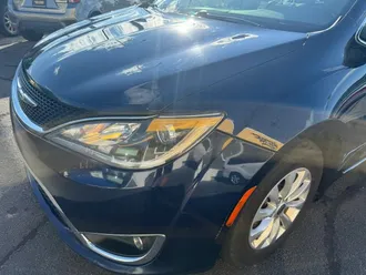 2017 Chrysler Pacifica photo 4