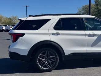 2025 Ford Explorer photo 5