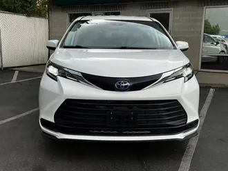 2024 Toyota Sienna LE 8-Passenger photo 2