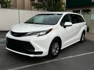 2024 Toyota Sienna LE 8-Passenger photo 3