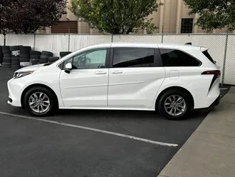 2024 Toyota Sienna LE 8-Passenger photo 4