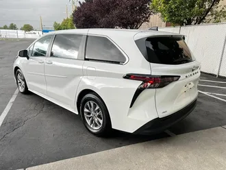2024 Toyota Sienna LE 8-Passenger photo 5