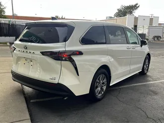 2024 Toyota Sienna LE 8-Passenger photo 7