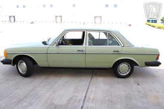 1977 Mercedes-Benz 240D photo 2