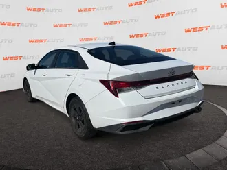 2022 Hyundai Elantra photo 3