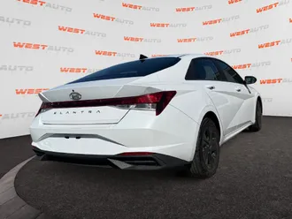 2022 Hyundai Elantra photo 5