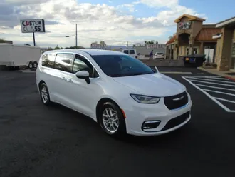 2023 Chrysler Pacifica photo 2
