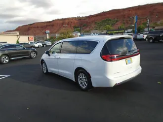 2023 Chrysler Pacifica photo 6