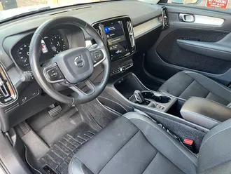2020 Volvo XC40 T4 Momentum photo 2