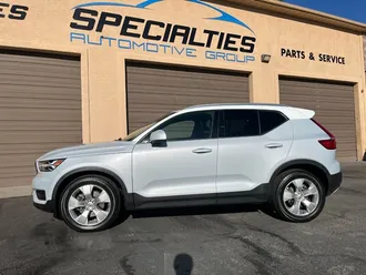 2020 Volvo XC40 T4 Momentum photo 3