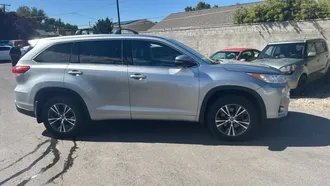 2017 Toyota Highlander photo 2