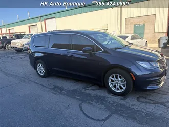 2017 Chrysler Pacifica Touring photo 2