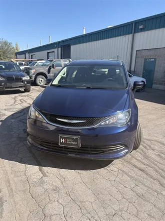 2017 Chrysler Pacifica Touring photo 7