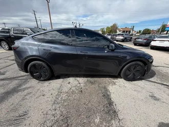 2026 Tesla Model Y photo 3