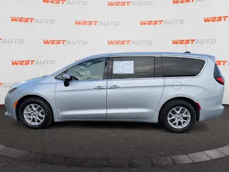 2023 Chrysler Voyager photo 2