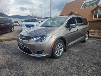 2017 Chrysler Pacifica photo 2