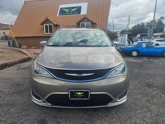 2017 Chrysler Pacifica photo 3