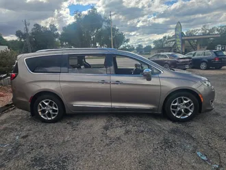 2017 Chrysler Pacifica photo 5