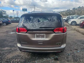 2017 Chrysler Pacifica photo 6