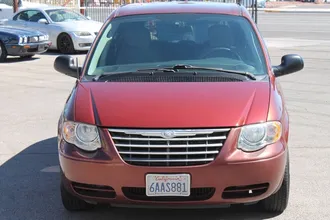 2007 Chrysler Town and Country photo 2