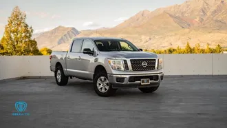 2017 Nissan Titan Crew Cab photo 2