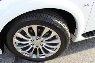 2017 INFINITI QX80 photo 3