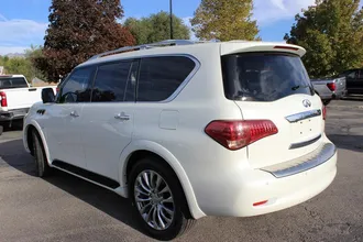 2017 INFINITI QX80 photo 4