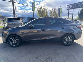 2019 Toyota Yaris photo 3