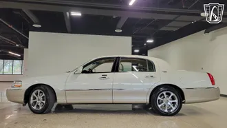 2005 Lincoln Town Car photo 2