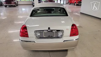 2005 Lincoln Town Car photo 3