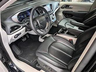 2024 Chrysler Pacifica Plug-In Hybrid Select photo 2