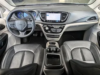2024 Chrysler Pacifica Plug-In Hybrid Select photo 3
