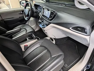 2024 Chrysler Pacifica Plug-In Hybrid Select photo 4