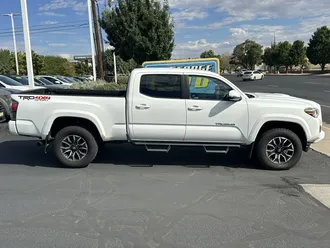 2022 Toyota Tacoma 4WD photo 3
