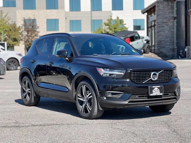 2022 Volvo XC40 R-Design