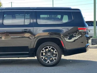 2023 Jeep Wagoneer L photo 5