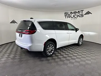 2024 Chrysler Pacifica photo 5
